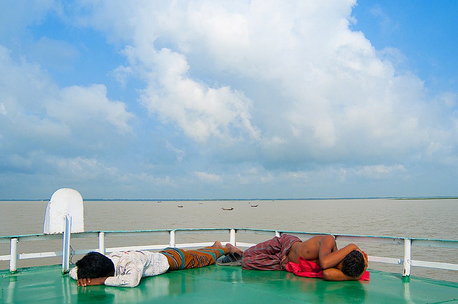 Odpoczynek podczas rejsu na trasie Barisal-Bhola (Bangladesz 2010 - część 2/2)